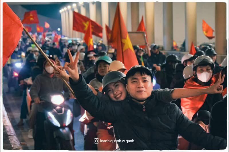 ducmanh2801's tweet photo. Bão thôi cả nhà ơi 🇻🇳🇻🇳🇻🇳
#Vietnam  #vietnamvodich #vietnamese 
#football https://t.co/R3kAsrCcVc