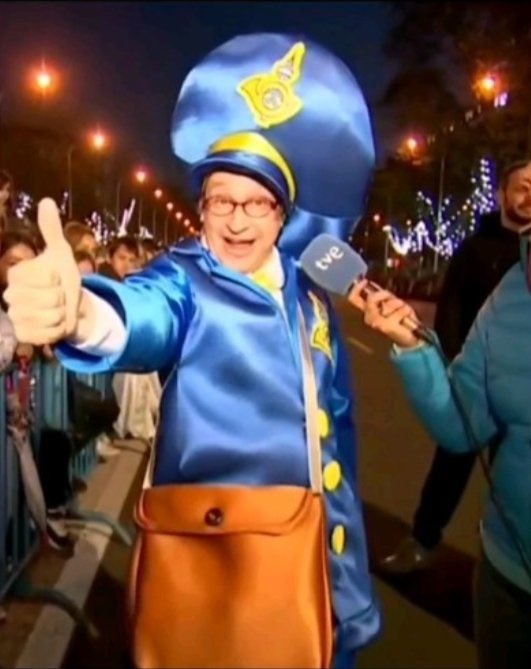 🎙️💼 Enviamos todo nuestro cariño a nuestro compañero “El Cartero Escoba” en la Cabalgata de Reyes de #Madrid emitida por <a href="/rtve/">RTVE</a> ante su mayor jornada de trabajo de todo el año!! No te dejes ni una carta!! #CarteroEscoba #Cabalgata #CabalgataDeReyes #CabalgataRTVE