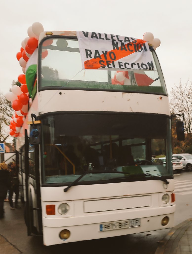 matagigantesNET's tweet photo. En una hora arranca la Cabalgata de Reyes Magos de @JMDpvallecas y la carroza de @rayovallecanofp y @plataformaADRV ya está presta y dispuesta. https://t.co/5kHXpgAaJV