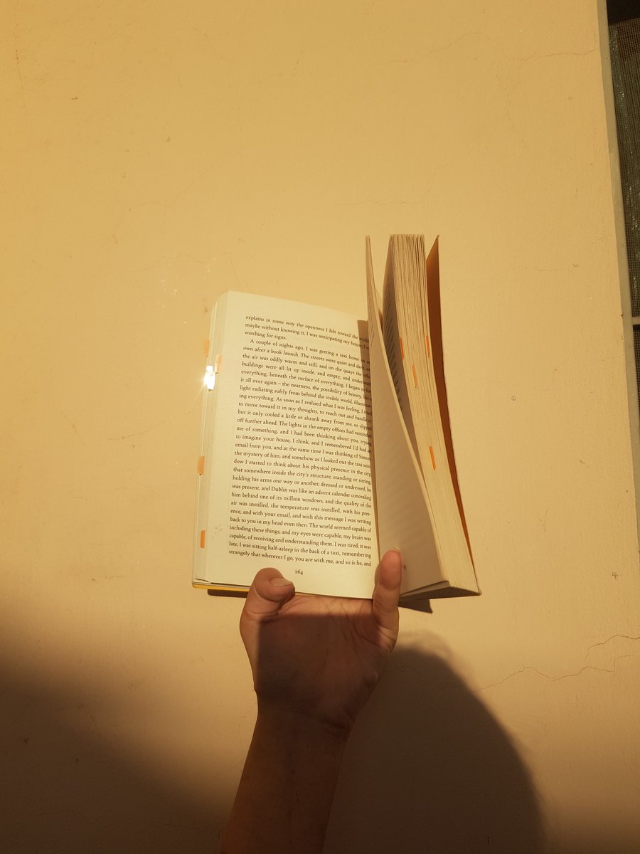 thatslowcloud's tweet photo. someone who loves books, photography, writing, and curation https://t.co/5dI1QEd96I