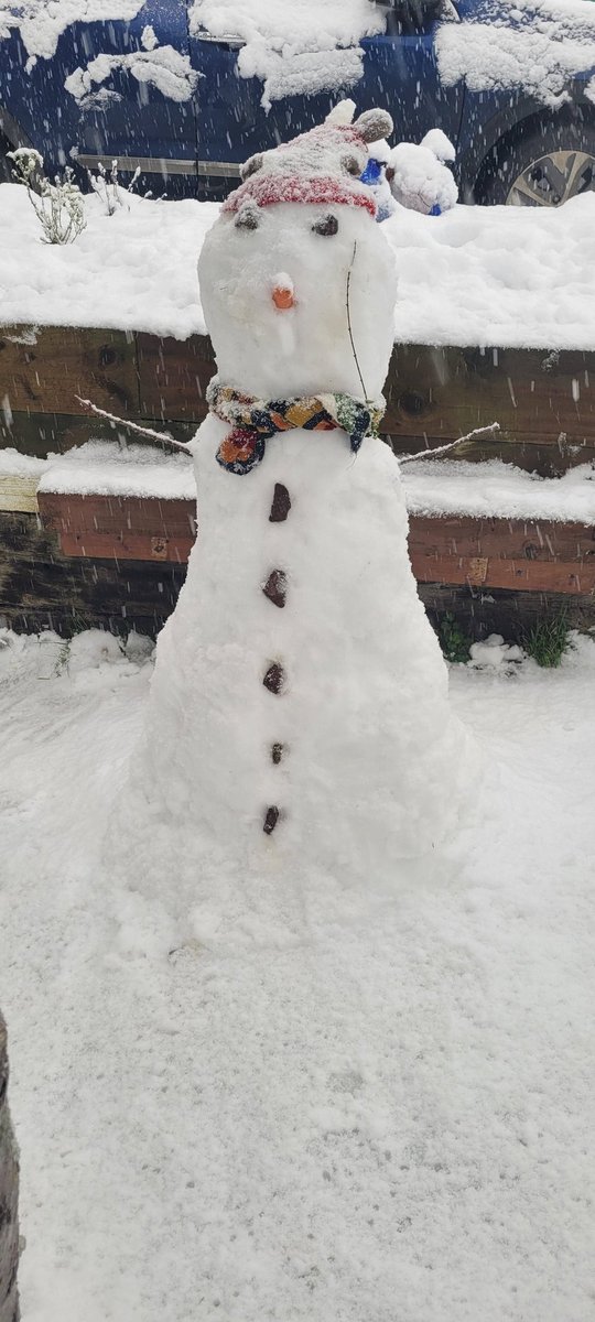 Don't think we'll be going anywhere anytime soon. Embrace the winter wonderland I'd say. Stay warm and safe everyone. #funinthesnow #snowmen