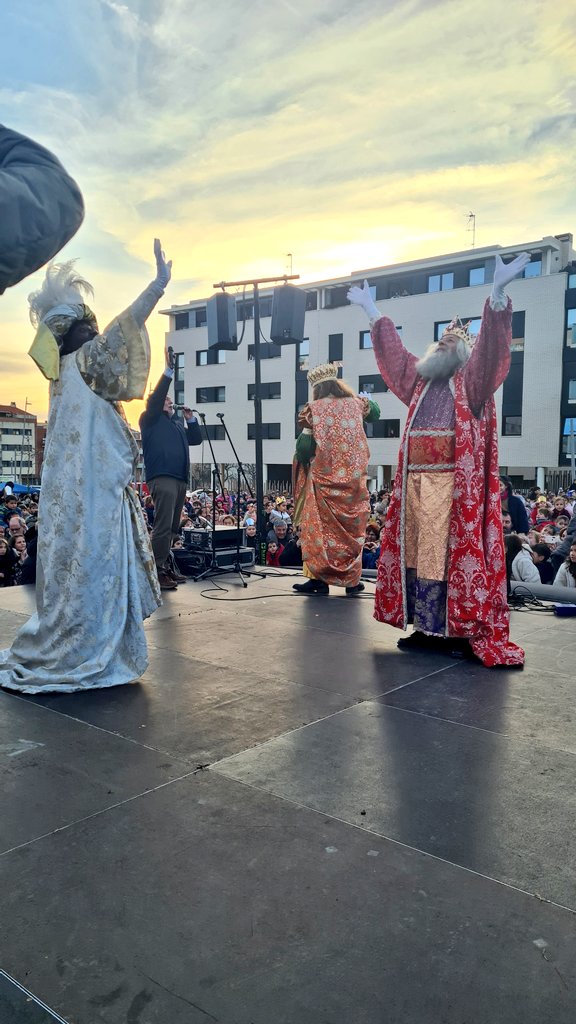 CanalTerrassa's tweet photo. 🔴👑👑👑‼️| Els Reis ja han arribat a #Terrassa! https://t.co/8stsb2O0mE