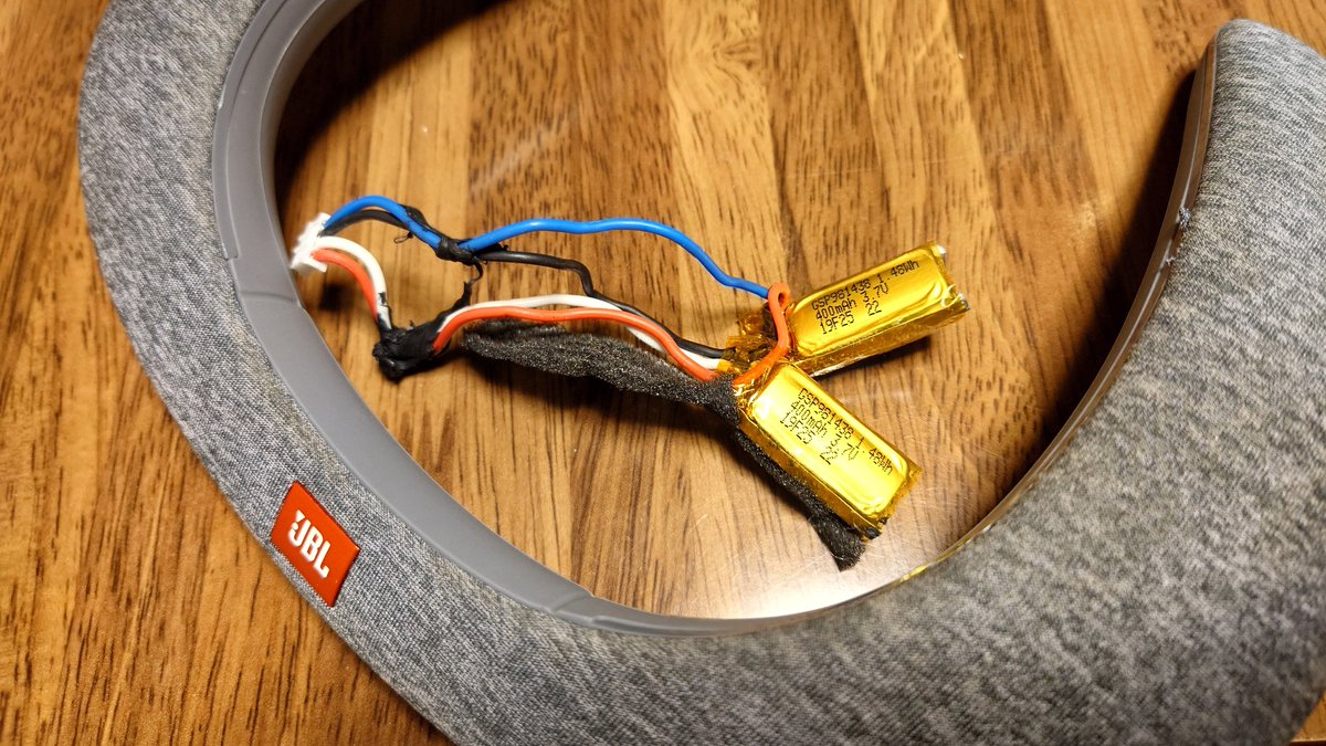 満充電で使っても数時間で切れる 元々電池持ち悪い製品なのでようやくまともに使えるようになった …にしても知らない形だ 多分専用品 