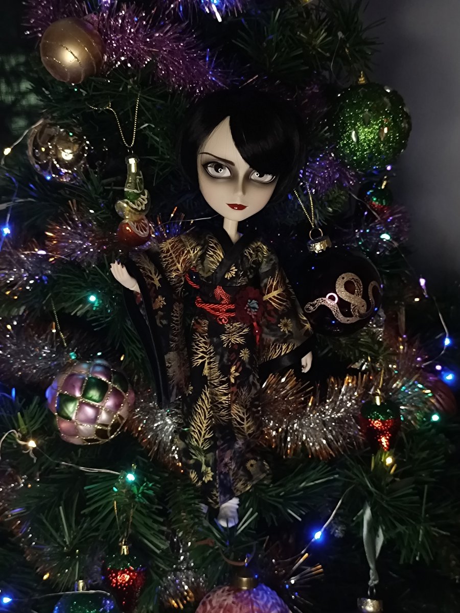 Animapsia's tweet image. Давно мечтала одеть его в чёрное кимоно. 
И пусть это скорее юката, но всё равно красиво. 
Спасибо мастерицам с Бала кукол.