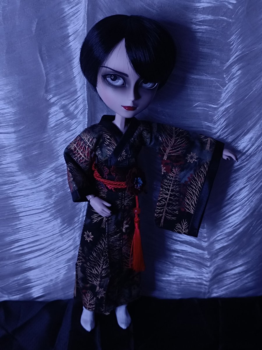 Animapsia's tweet image. Давно мечтала одеть его в чёрное кимоно. 
И пусть это скорее юката, но всё равно красиво. 
Спасибо мастерицам с Бала кукол.