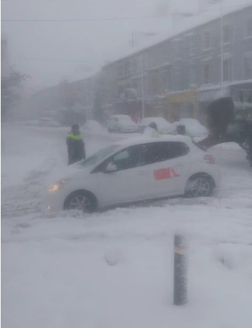 GardaTraffic's tweet photo. Weather and road conditions in Charleville, Mallow and Kanturk are extremely poor. Driving conditions are hazardous with many roads impassable and there are a number of cars already abandoned.

Gardaí would strongly advise members of the public not travel on roads in these areas. https://t.co/UdDHB0NxnS