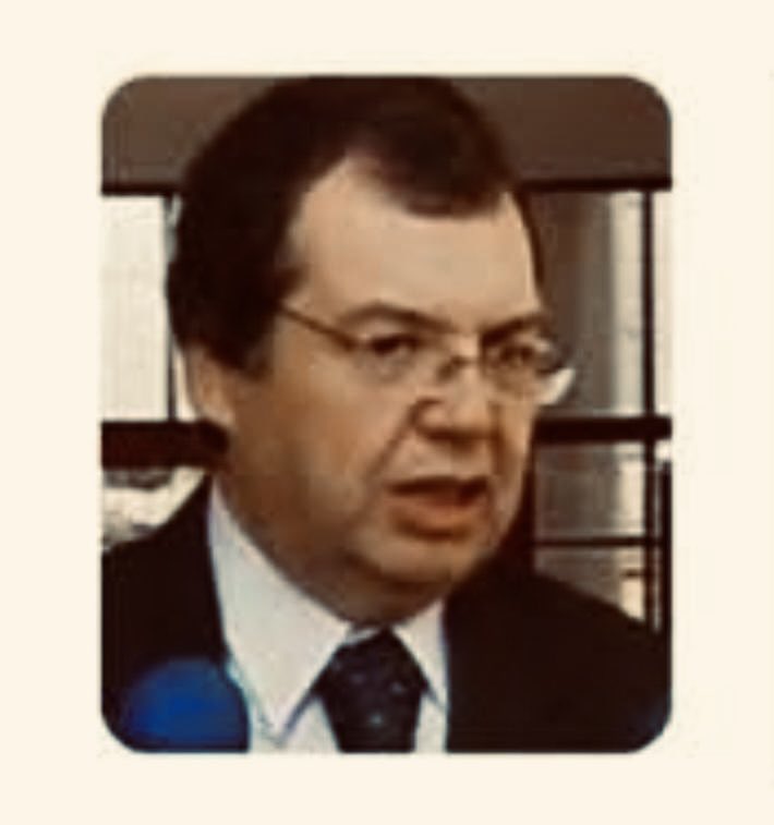 ColegioProfes's tweet photo. ⚫ Lamentamos informar el fallecimiento de quien fuera destacado dirigente del gremio docente, Alejandro Traverso Carvajal, uno de los fundadores de la Asociación Gremial de Educadores de Chile, Agech.

⚫ Alejandro Traverso C. fue un referente de la incansable lucha contra la Dictadura Cívico-Militar, por la recuperación de la democracia y por los derechos laborales docentes.

⚫ Tras el retorno de la democracia, se desempeñó como Jefe de Departamento de Educación de Talagante, Jefe de Gabinete de la Subsecretaría de Educación, Secretario Ministerial de Educación de la Región Metropolitana, entre otros.

🌹 Extendemos nuestras condolencias a su familia, amigos, compañeros, seres queridos y colegas.