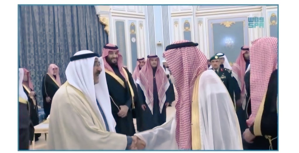 hareqnews's tweet photo. وترجّل الشيخ الكريم #سعود_بن_مشاري_الهزاني يرحمه الله...

مقال كتبه الأستاذ/خالد بن عبدالعزيز بن ناصر الهزاني👇👇

في صبيحة يوم الثلاثاء 30 /6 / 1446هـ فُجعنا برحيل العم الكريم الوجيه الشيخ/ سعود بن مشاري بن محمد بن ناصر بن حمد الهزاني .
جاني خبر سعود عزيز الجنابِ .... مرحوم ياللي للجمالات كسّاب
حدثني أبناءه الكرام: في ليلة وفاته ـ رحمه الله ـ استيقظ قبل الفجر بساعة؛ لإحياء قيام الليل كعادته اليومية منذ سنوات، وبعد وضوئه ووقوفه بمصلاه أمام ربه جل جلاله مستقبلاً القبلة أصابته وعكة صحية فأخذ لسانه يلهج بذكر الله تعالى والتسبيح والتهليل، ويلحّ على أهل بيته بالهدوء والسكينة والطمأنينة وذكر الله، 
وبعد تنويمه ودنو أجله ـ رحمه الله ـ وقف ابنه خالد عند رأسه يقرأ القرآن فكان العم غفر الله له يُكمل الآيات التي تُقرأ عليه في وقت لايرد عليهم بأي كلام آخر . ثم أخذ يلهج لسانه بشهادة التوحيد مرات كثيرة حتى فاضت روحه إلى بارئها رافعاً أصبعه السبابة بالشهادة 
وتلك بشارة خير .. 
فآخر أعماله على وضوءٍ وقيام ليل وشهادة التوحيد
فأيّ خاتمة حسنة هداه ربي لها وثبّته عليها!!   
وأيّ خفايا وخبايا أعمال صالحة قدّمها !!

الآن تكلّم المعنين بأعمال الخير في المحافظة وغيرها بتكفله رحمه الله بمصاريف وتجهيزات وبناء وإكمال المساجد وأوقاف الجمعيات الخيرية دون أن يعلم بذلك حتى المقرّبين منه
وآخرها جعلها ربي في ميزان حسناته وتقبّلها منه : مركز غسيل الكلى بالمحافظة الذي تكفّل ببناءه وتجهيزه بجميع احتياجاته بملايين الريالات وأوشكت وزارة الصحة على تشغيله.
فقد كان العم رحمه الله يحدثني قبل سنوات عن معاناة مرضى الغسيل الكلوي ومكابدة السفر ومشاوير السيارات المتكررة لعلاجهم خارج المحافظة .        
ومن شاهد ورأى كثرة وفود المعزين والداعين له من جميع مناطق المملكة ومختلف الجنسيات الذين لم تر عيني مثل عددهم تقبل الله منهم سيعلم حجم القبول والمحبة للمغفور له    

كان رحمه الله عنوان مجد .. وتاج فخر
امتلك مكانة وتقديراً لدى ملوكنا وحكامنا وأمراءنا وشيوخ القبائل ووجهاء العشائر وأبناء الأسر الكرام 
 يستحضر الشعر الفصيح والنبطي والتاريخ 
امتلك هيبة ووقارا .. ومحبة وإجلالا .. حباه ربي بكريم الخصال والفضائل .. 
تفيض أيمانه كرما سارت به الركبان .. وتنبع أخلاقه تواضعاً صار قدوة للأنام 
كل من شرُف بمقابلته يجد التقدير والاكرام .. والحفاوة وحُسن الاستقبال .. مع سمو الخلق وعلو الهمة .. ورحابة الصدر وجلالة القدر .
يمناه كريمة كسحابة فيّاضة .. سقت الارض فاخضرّت.
شرُفت بالقرب منه والداً وعمّاً وموجهاً وناصحاً .. حريصا على صلة الرحم وتواصل الأقارب واجتماعهم دون استثناء   
ينفق الغالي والنفيس في الخير والعطاء دون كلل أو ملل . يبذل الخير ولايتحدث .. ويحب الكرم والكرماء ..  
كان رحمه الله لاينتظر جزاءً ولاشكوراً ولا مديحاً ولا ذكراً ... نحسبه والله حسيبه 
بذل نفسه وجاهه وماله وراحته وصحته لما فيه مصلحة محافظة الحريق وارتفاع سمعتها وصيتها ... والسعي في تنميتها وتطويرها والحفاظ على مكتسباتها وماقدمته وتقدمه دولتنا المباركة لها.. في ظل قيادة خادم الحرمين الشريفين رعاه الله وسمو ولي عهده حفظه الله .
كثير الصمت .. لايتكلم الا فيما يعنيه .. حاضر البديهة .. وقوراً  

قال صلى الله عليه وسلم: (من كان يؤمن بالله واليوم الآخر فليكرم ضيفه، ومن كان يؤمن بالله واليوم الآخر فليصل رحمه ، ومن كان يؤمن بالله واليوم الآخر فليقل خيراً أو ليصمت )
كان يكرم ضيفه
ويصل رحمه
كثير الصمت قليل الكلام وقوراً جليلاً
 *يارب إنه كان شهماً كريماً .. يحب الضيوف ويكرمهم فطرة وجبلّة .. ونحسبها ديانة وحياءً ولانزكي على الله أحدا 
 *ياربنا: هو اليوم ضيفاً عليك .* 
فأكرمه واغفر له وارحمه وتقبل منه صالح الأعمال ياربنا ياكريم ياجواد 
رحمك الله أيها العم الشهم الجليل الكريم