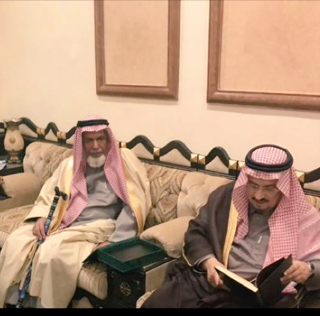 hareqnews's tweet photo. وترجّل الشيخ الكريم #سعود_بن_مشاري_الهزاني يرحمه الله...

مقال كتبه الأستاذ/خالد بن عبدالعزيز بن ناصر الهزاني👇👇

في صبيحة يوم الثلاثاء 30 /6 / 1446هـ فُجعنا برحيل العم الكريم الوجيه الشيخ/ سعود بن مشاري بن محمد بن ناصر بن حمد الهزاني .
جاني خبر سعود عزيز الجنابِ .... مرحوم ياللي للجمالات كسّاب
حدثني أبناءه الكرام: في ليلة وفاته ـ رحمه الله ـ استيقظ قبل الفجر بساعة؛ لإحياء قيام الليل كعادته اليومية منذ سنوات، وبعد وضوئه ووقوفه بمصلاه أمام ربه جل جلاله مستقبلاً القبلة أصابته وعكة صحية فأخذ لسانه يلهج بذكر الله تعالى والتسبيح والتهليل، ويلحّ على أهل بيته بالهدوء والسكينة والطمأنينة وذكر الله، 
وبعد تنويمه ودنو أجله ـ رحمه الله ـ وقف ابنه خالد عند رأسه يقرأ القرآن فكان العم غفر الله له يُكمل الآيات التي تُقرأ عليه في وقت لايرد عليهم بأي كلام آخر . ثم أخذ يلهج لسانه بشهادة التوحيد مرات كثيرة حتى فاضت روحه إلى بارئها رافعاً أصبعه السبابة بالشهادة 
وتلك بشارة خير .. 
فآخر أعماله على وضوءٍ وقيام ليل وشهادة التوحيد
فأيّ خاتمة حسنة هداه ربي لها وثبّته عليها!!   
وأيّ خفايا وخبايا أعمال صالحة قدّمها !!

الآن تكلّم المعنين بأعمال الخير في المحافظة وغيرها بتكفله رحمه الله بمصاريف وتجهيزات وبناء وإكمال المساجد وأوقاف الجمعيات الخيرية دون أن يعلم بذلك حتى المقرّبين منه
وآخرها جعلها ربي في ميزان حسناته وتقبّلها منه : مركز غسيل الكلى بالمحافظة الذي تكفّل ببناءه وتجهيزه بجميع احتياجاته بملايين الريالات وأوشكت وزارة الصحة على تشغيله.
فقد كان العم رحمه الله يحدثني قبل سنوات عن معاناة مرضى الغسيل الكلوي ومكابدة السفر ومشاوير السيارات المتكررة لعلاجهم خارج المحافظة .        
ومن شاهد ورأى كثرة وفود المعزين والداعين له من جميع مناطق المملكة ومختلف الجنسيات الذين لم تر عيني مثل عددهم تقبل الله منهم سيعلم حجم القبول والمحبة للمغفور له    

كان رحمه الله عنوان مجد .. وتاج فخر
امتلك مكانة وتقديراً لدى ملوكنا وحكامنا وأمراءنا وشيوخ القبائل ووجهاء العشائر وأبناء الأسر الكرام 
 يستحضر الشعر الفصيح والنبطي والتاريخ 
امتلك هيبة ووقارا .. ومحبة وإجلالا .. حباه ربي بكريم الخصال والفضائل .. 
تفيض أيمانه كرما سارت به الركبان .. وتنبع أخلاقه تواضعاً صار قدوة للأنام 
كل من شرُف بمقابلته يجد التقدير والاكرام .. والحفاوة وحُسن الاستقبال .. مع سمو الخلق وعلو الهمة .. ورحابة الصدر وجلالة القدر .
يمناه كريمة كسحابة فيّاضة .. سقت الارض فاخضرّت.
شرُفت بالقرب منه والداً وعمّاً وموجهاً وناصحاً .. حريصا على صلة الرحم وتواصل الأقارب واجتماعهم دون استثناء   
ينفق الغالي والنفيس في الخير والعطاء دون كلل أو ملل . يبذل الخير ولايتحدث .. ويحب الكرم والكرماء ..  
كان رحمه الله لاينتظر جزاءً ولاشكوراً ولا مديحاً ولا ذكراً ... نحسبه والله حسيبه 
بذل نفسه وجاهه وماله وراحته وصحته لما فيه مصلحة محافظة الحريق وارتفاع سمعتها وصيتها ... والسعي في تنميتها وتطويرها والحفاظ على مكتسباتها وماقدمته وتقدمه دولتنا المباركة لها.. في ظل قيادة خادم الحرمين الشريفين رعاه الله وسمو ولي عهده حفظه الله .
كثير الصمت .. لايتكلم الا فيما يعنيه .. حاضر البديهة .. وقوراً  

قال صلى الله عليه وسلم: (من كان يؤمن بالله واليوم الآخر فليكرم ضيفه، ومن كان يؤمن بالله واليوم الآخر فليصل رحمه ، ومن كان يؤمن بالله واليوم الآخر فليقل خيراً أو ليصمت )
كان يكرم ضيفه
ويصل رحمه
كثير الصمت قليل الكلام وقوراً جليلاً
 *يارب إنه كان شهماً كريماً .. يحب الضيوف ويكرمهم فطرة وجبلّة .. ونحسبها ديانة وحياءً ولانزكي على الله أحدا 
 *ياربنا: هو اليوم ضيفاً عليك .* 
فأكرمه واغفر له وارحمه وتقبل منه صالح الأعمال ياربنا ياكريم ياجواد 
رحمك الله أيها العم الشهم الجليل الكريم