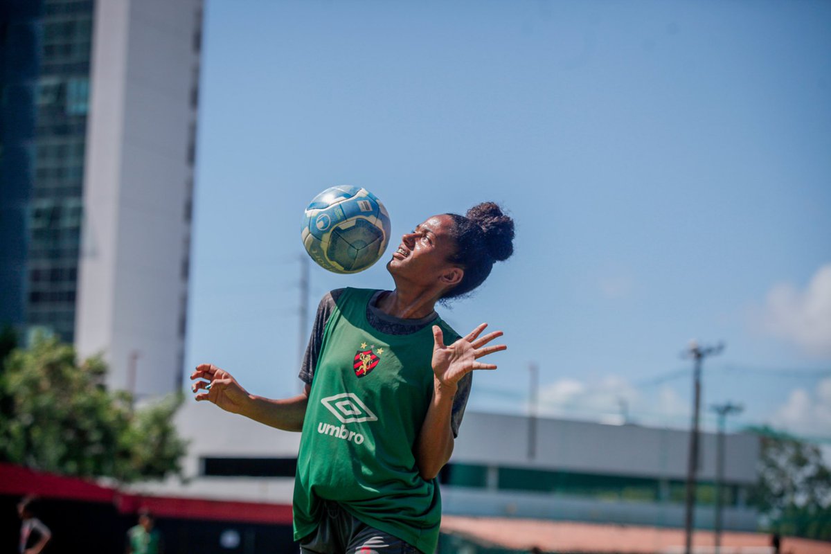 sportrecifefem's tweet photo. Controle de bola de Evinha: 10/10! 🤌 https://t.co/5XEBjrOgQC