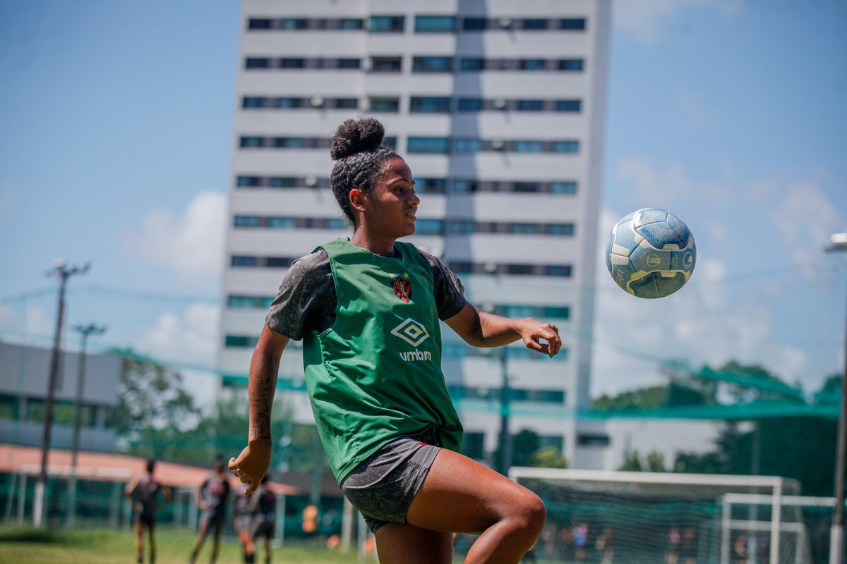 sportrecifefem's tweet photo. Controle de bola de Evinha: 10/10! 🤌 https://t.co/5XEBjrOgQC
