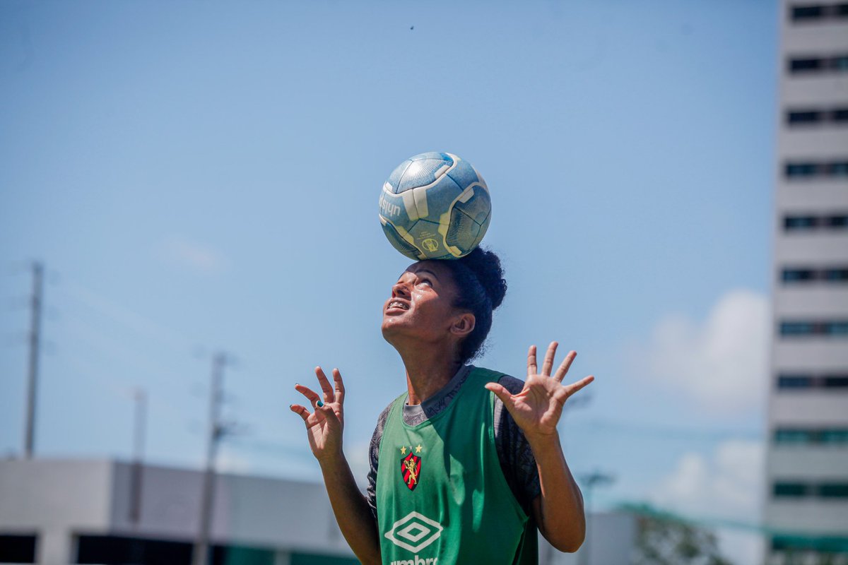 sportrecifefem's tweet photo. Controle de bola de Evinha: 10/10! 🤌 https://t.co/5XEBjrOgQC
