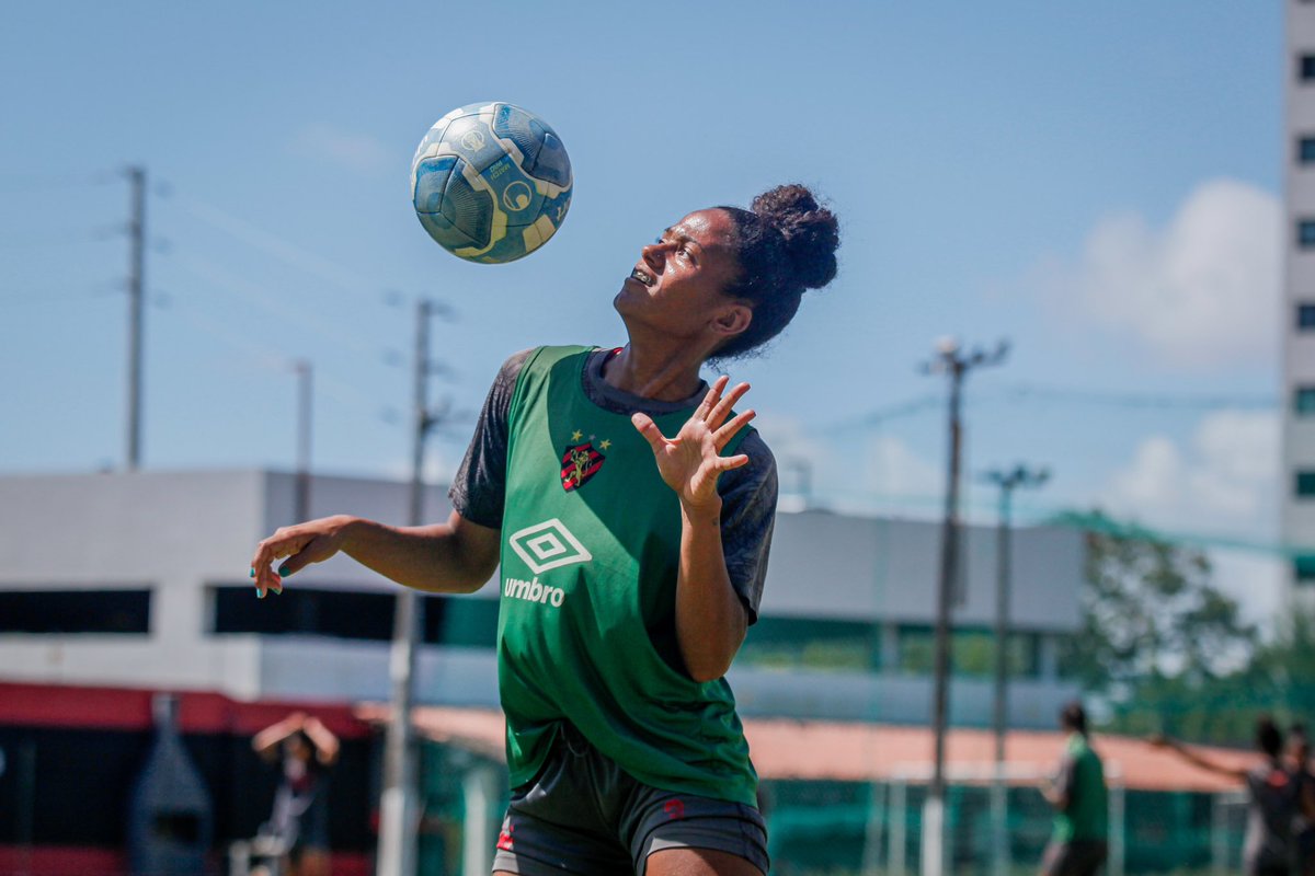 sportrecifefem's tweet photo. Controle de bola de Evinha: 10/10! 🤌 https://t.co/5XEBjrOgQC