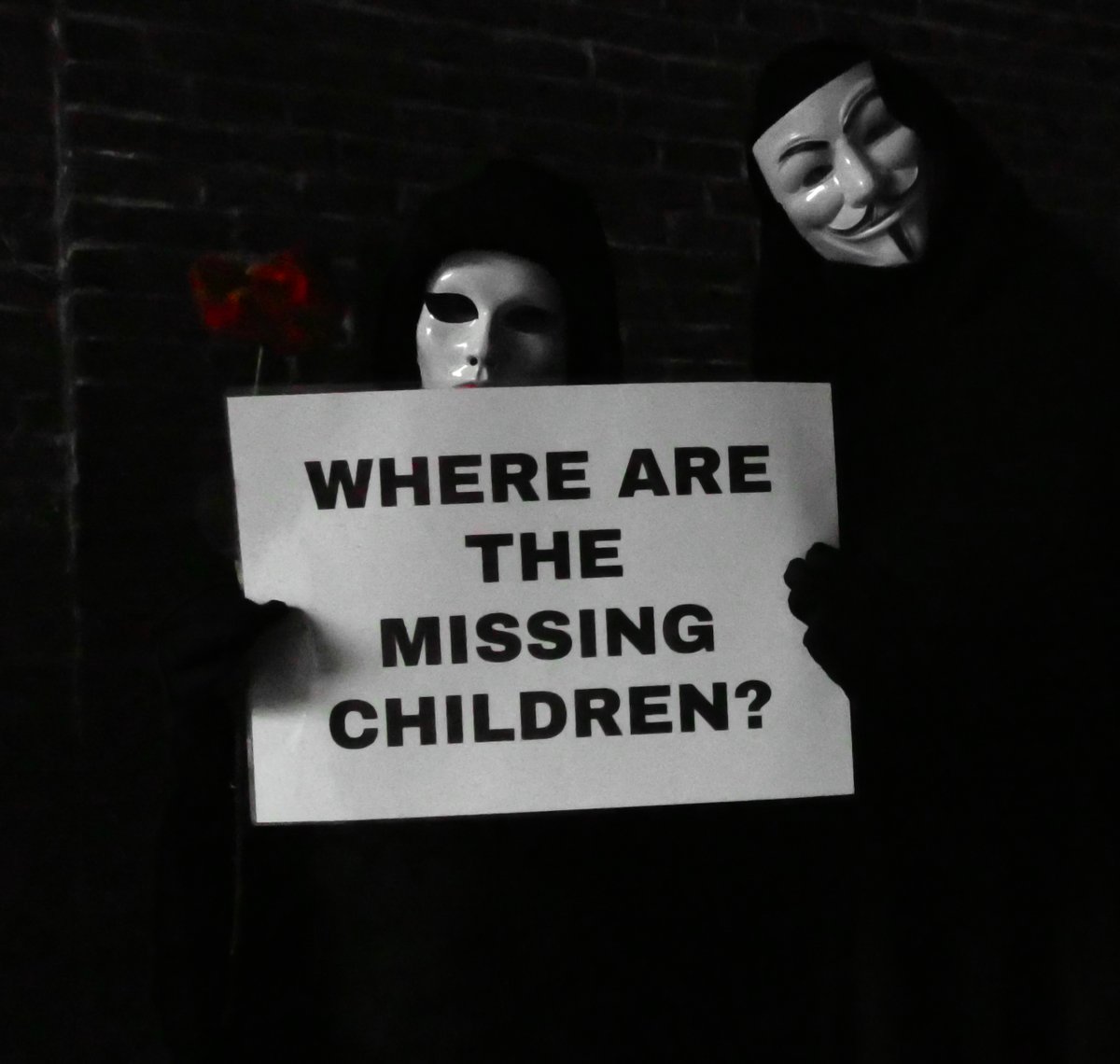 Daveys_Place's tweet photo. "Wereldwijd worden naar schatting jaarlijks acht miljoen kinderen vermist, ongeveer 22.000 per dag."

Voor iedereen die hier niets van geloofd...
Je zou eens moeten weten.....

#vermistekinderen
#waarligtjouwgrens
#staatsontvoeringen
#MissingChildren https://t.co/0IajsoC6Z0