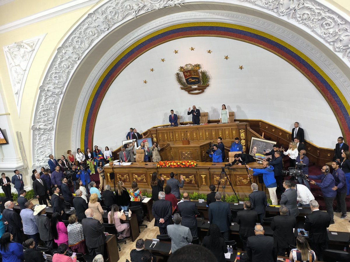 #EnFoto || Juramentación de la ciudadana María Alejandra Hernández, como secretaria y al ciudadano José Omar Molina como Subsecretario de la AN, para el Período Legislativo 2025-2026.