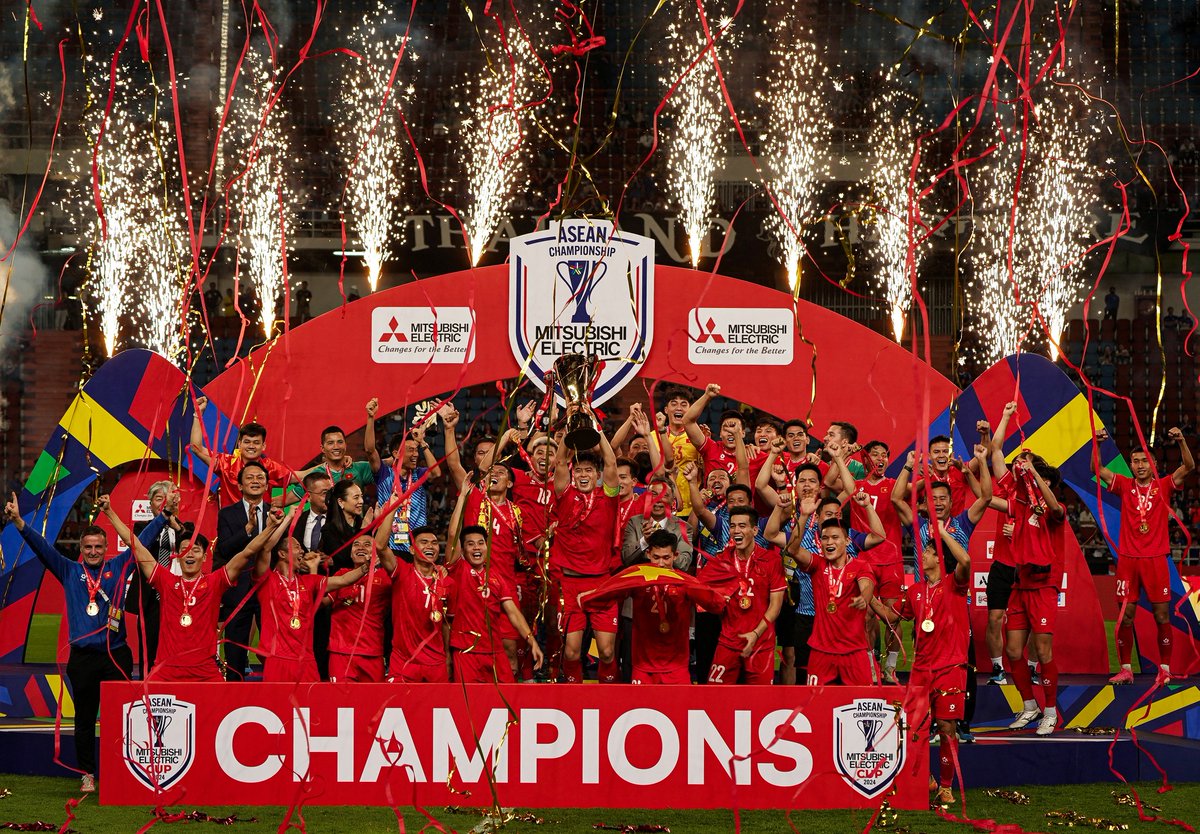 SonOnSol's tweet photo. Congratulations to the Vietnam football team for winning the Southeast Asia championship!
#MitsubishiElectricCup #ASEANUtdFC #Vietnam #nguyenxuanson https://t.co/zvHQbtf7p3