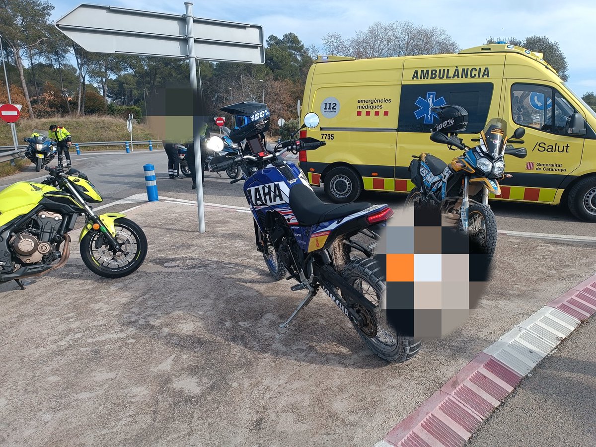 BBVVBegues's tweet photo. 05/01/25 Accident de trànsit, motorista ferit. #begues
Col.laboren:
🚒#bomberscat
🚑 @semgencat #basicarural
🚓 @policiabegues @mossos
Recorda: si👀⬇️ @112
🔥❄️🌪️⚡💦➡️☎️➡️1️⃣1️⃣2️⃣ https://t.co/tQDH3C6yJL