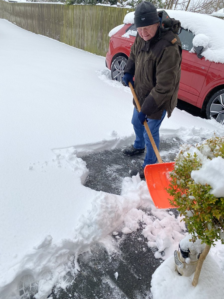 TalktaJose's tweet photo. @bagshaw2112 Not jealous at all 😂 heavy snow here in Yorkshire https://t.co/WmslQ1OVa8