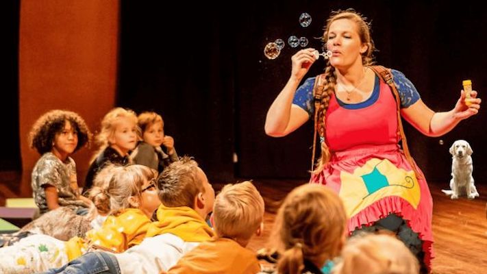 Kindervoorstelling 'LOET is de sterkste' in de bieb wijchensnieuws.nl/Nieuws/158910/…