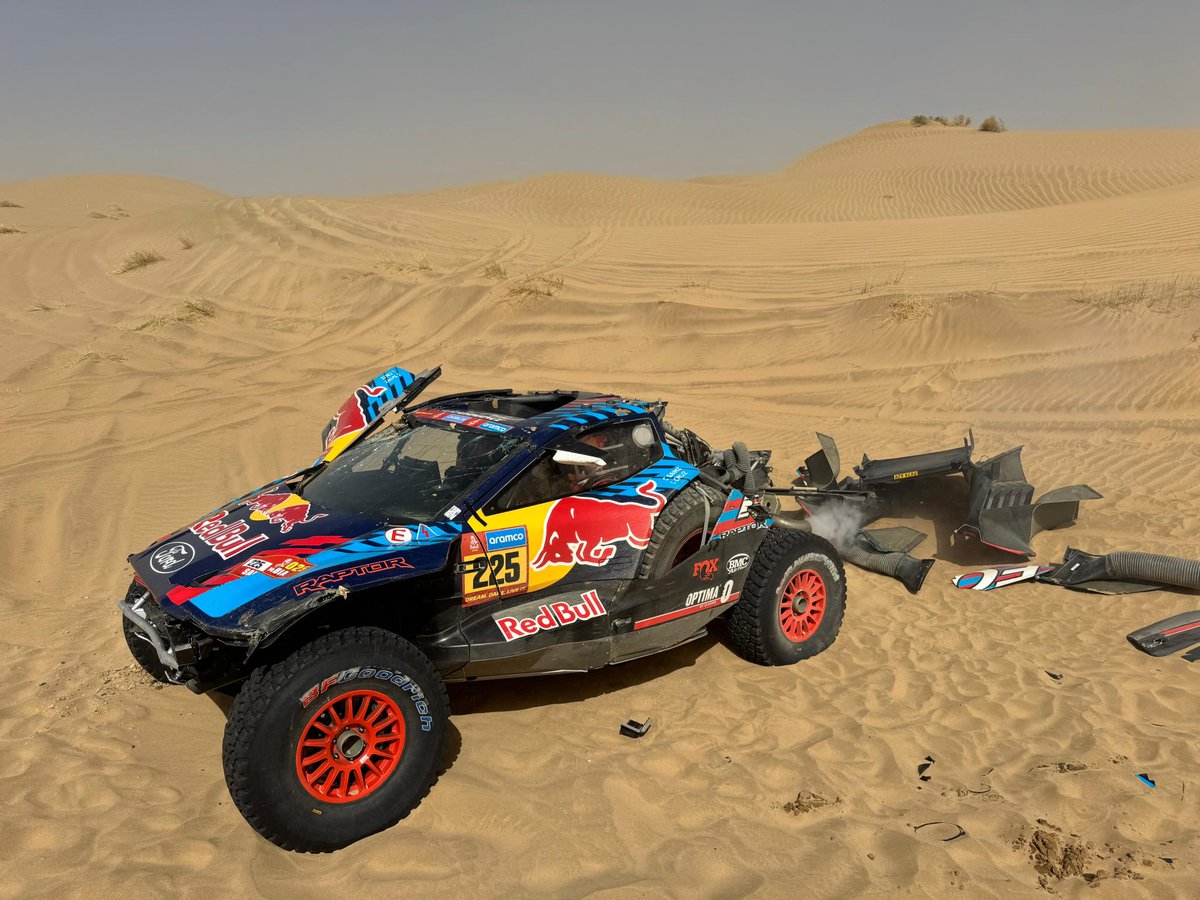 Fabio Marchi (@fabiomarchimd) on Twitter photo Me cuentan que la etapa para Carlos Sainz y Lucas Cruz ha sido una pesadilla. Se han parado 7 veces. Una para sacar el cristal. Lucas Cruz ha tenido que copilotar con la mano derecha sujetando la puerta toda la etapa porque no cerraba. #Dakar2025 #Dakar Todo, en <a href="/mundodeportivo/">Mundo Deportivo</a> Me cuentan que la etapa para Carlos Sainz y Lucas Cruz ha sido una pesadilla. Se han parado 7 veces. Una para sacar el cristal. Lucas Cruz ha tenido que copilotar con la mano derecha sujetando la puerta toda la etapa porque no cerraba. #Dakar2025 #Dakar Todo, en <a href="/mundodeportivo/">Mundo Deportivo</a>