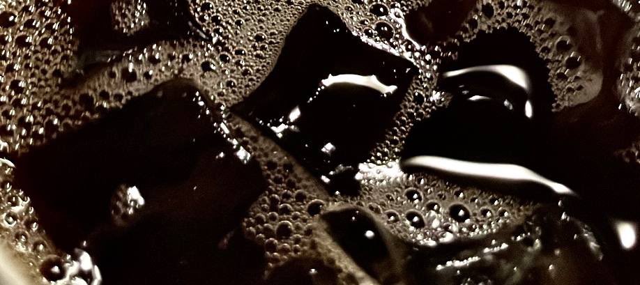 يقول أحمد بن ساير في كوب القهوة :
"متماديٍ بالسواد اللي يزيل عماسي
كنك مذوّب بـ كوبه.. شامة الرعبوبة"