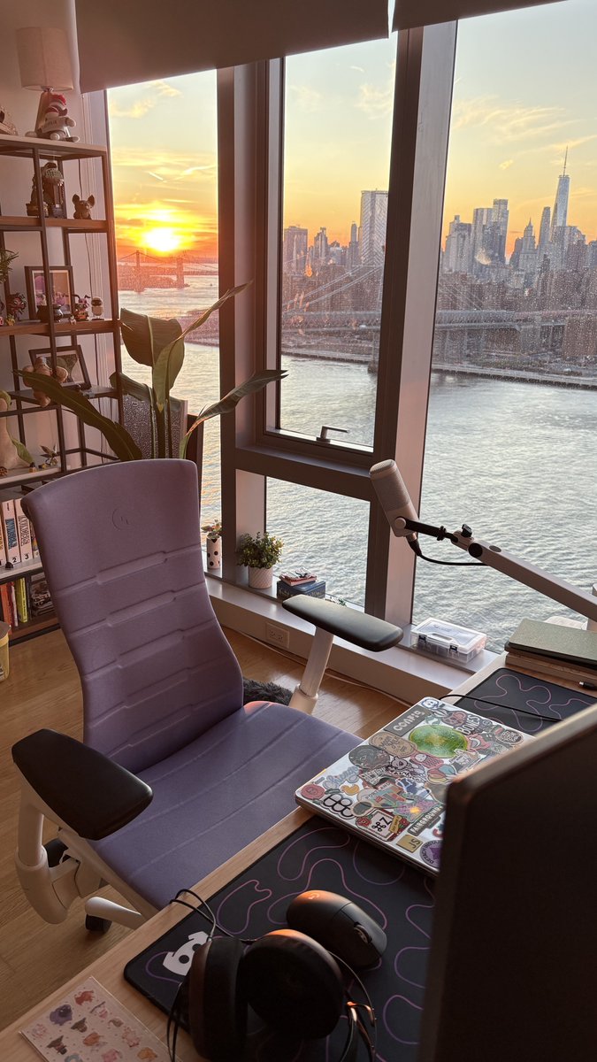 trunarla's tweet image. Writing JavaScript isn’t so bad if you got a view like this 😌