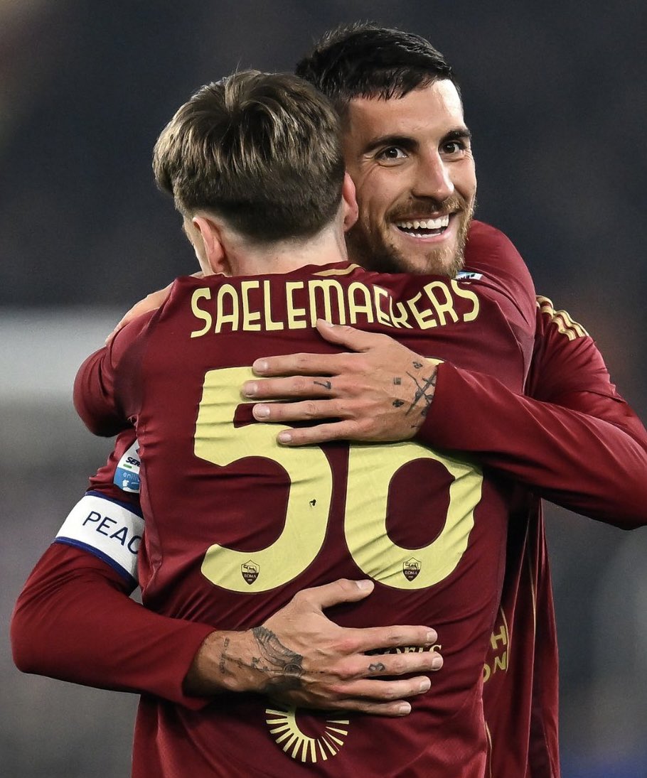 C’È CHI GODE.
C’È CHI ROSICA.

PADRONI DI ROMA!