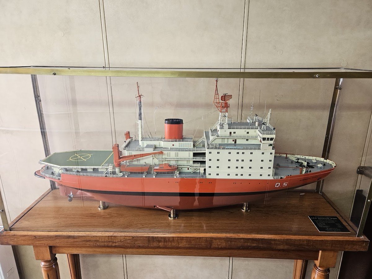 ployber's tweet photo. El ARA Almirante Irízar. Salve. @SMN_Argentina  Mas de 100 años de precencia en el el continente antartico. https://t.co/r9MyODEu6j