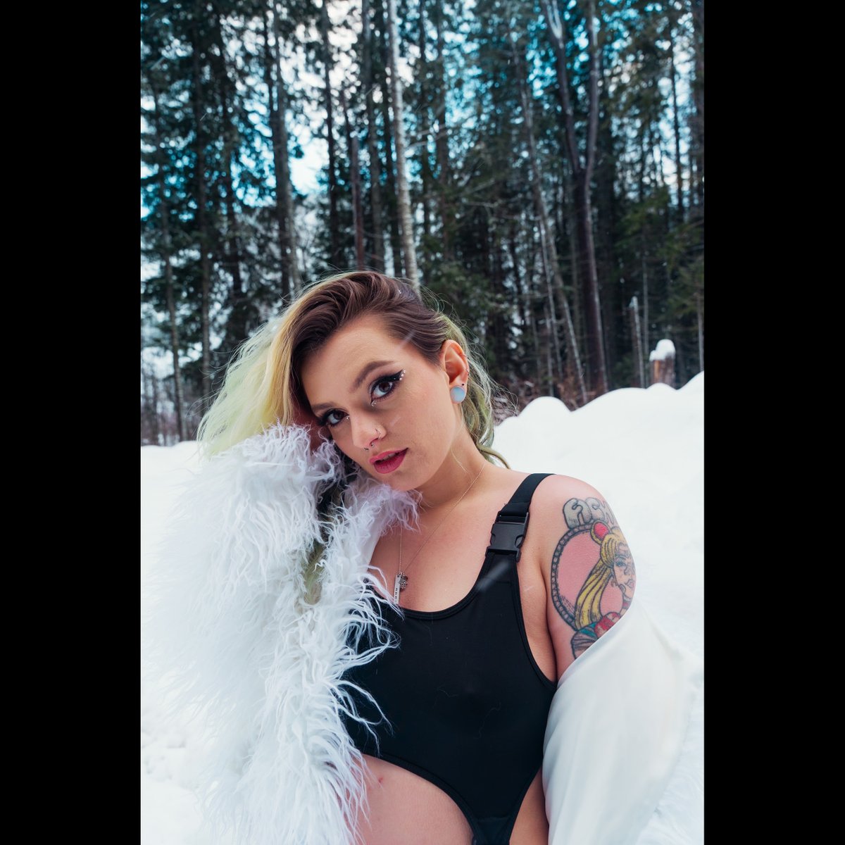 specialfxxx's tweet photo. Snow Shoot with @mikelezamaphoto @michaels.photoart model @spicyfxxxartist #snowshoot #photoshootideas #snowbunny https://t.co/LFOAM1s3qx