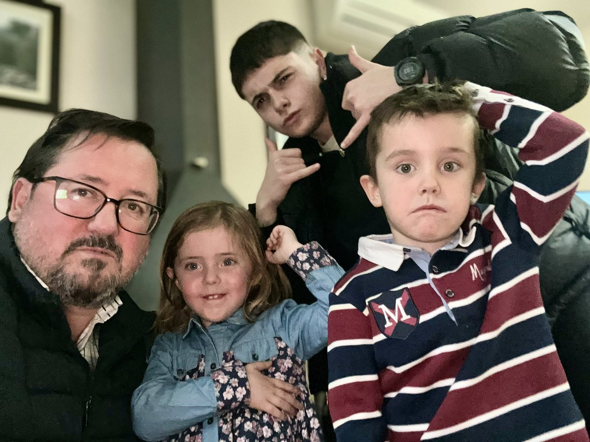 FOTOMDELMORAL's tweet photo. Son el 50% de mis sobrinos, por lo que son la mitad de mi vida y hoy en un día tan especial he podido disfrutar de la ilusión de los más pequeños y la complicidad del mayor.
Me faltan el otro 50%.
Algún día quizás podré celebrarlo con tod@s.
#sonmivida
#NocheDeReyes
#sobrinos https://t.co/tlEKX1DLMO