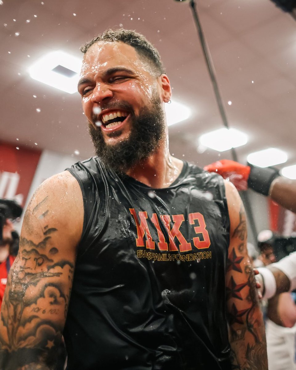 Bucs_es's tweet photo. Leyenda https://t.co/N8FvsFYh2P