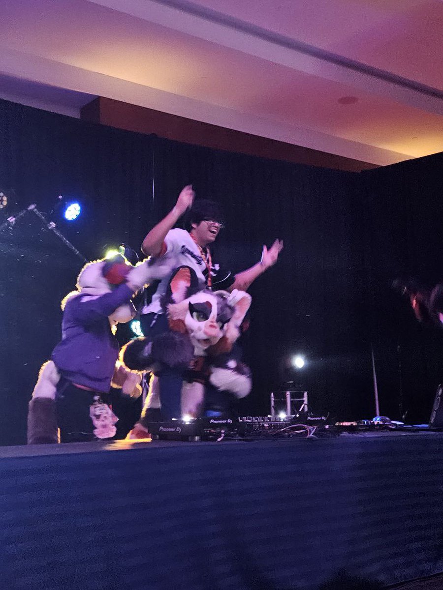 fenne_k's tweet image. Honest to god #PDFC #pdfc2025 this was the best night of my god damn life. Biggest crowd I’ve ever played for and the energy was so insane. Thank you Painted Desert Furcon!!!! And thanks to everyone person who showed up. It really felt like a dream come true 💜💜💜🤎🤎🤎