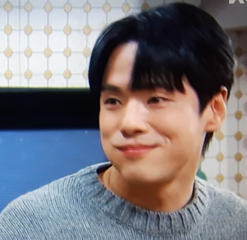 daria_2041's tweet photo. Darim: I´m also dating this guy, mom.
Mom: 😒
KJ: 🫰🤩🎀 (... continues eating🤣)

Kangju´s motto:
There will be people who frustrates you anywhere you go, and those people will never change. Then that means it´s me who has to change. (MyLiberationNotes)
#KimJungHyun #IronFamily https://t.co/qC4vVUcZ4D