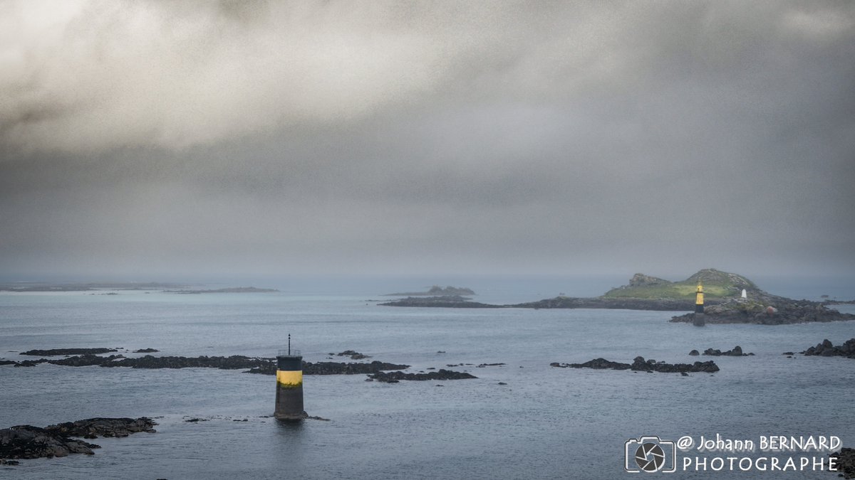 Il faut passer au Nord de la première et au Sud de la seconde...Bon il faut quand même viser juste !!!

#balise #mer #Navigation