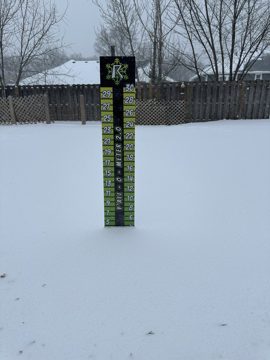 jonathannye31's tweet photo. @ryanhallyall 4 y’alls and still coming strong here in Kansas City, KS. Driving in the snow sure is a lot more fun than the ice we were driving in last night https://t.co/VLv1qvUsGR