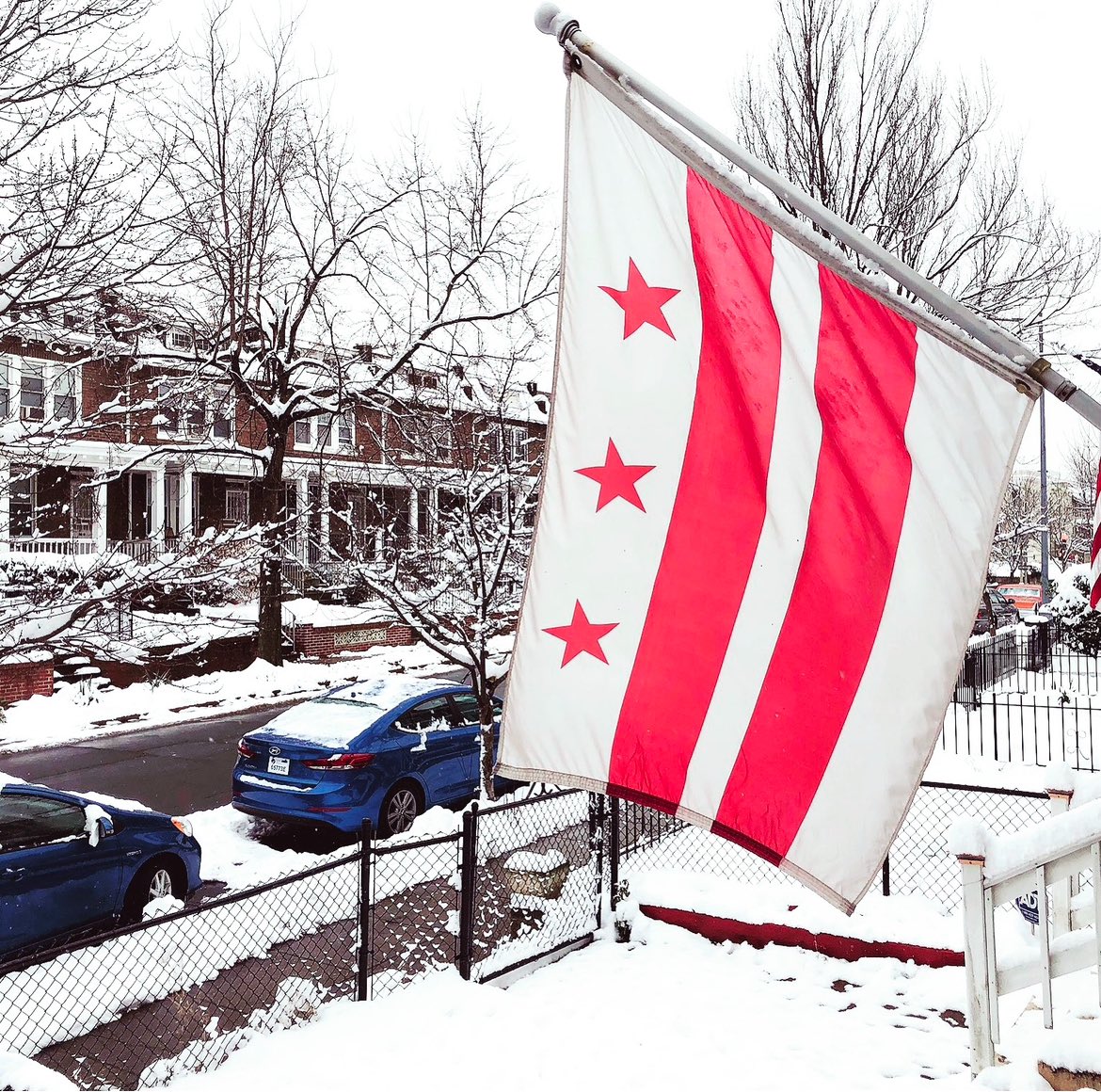 As we get ready for the snow ❄️, a quick primer on where to find info on closures, roads, WMATA, sledding, &amp; more! If forecasts hold, snow lovers are in for a treat! Check out info below to be ready 👇 🧵