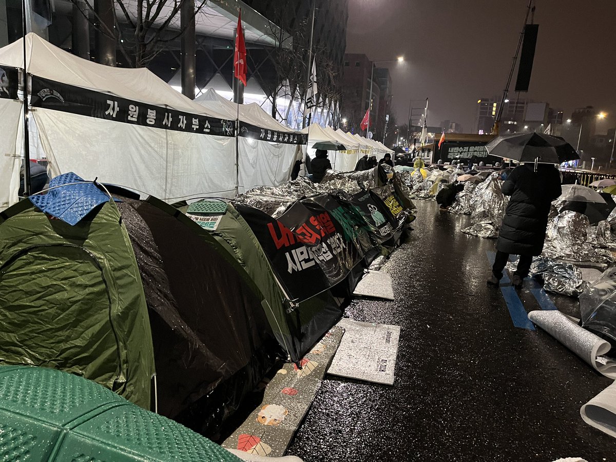 한남동 관저 앞 철야 농성장에 비가 내립니다. 
사흘밤낮으로 이어진 집회에 지친 분들이 많아 모두 집으로 돌아가시라고 공지했지만, 많은 분들이 한남동을 떠나지 못하고 계십니다. 윤석열 체포 때까지 집에 가지 않겠다고 '체포텐트'를 설치한 분들도 있습니다.
여러 동의 천막과 시민들께서