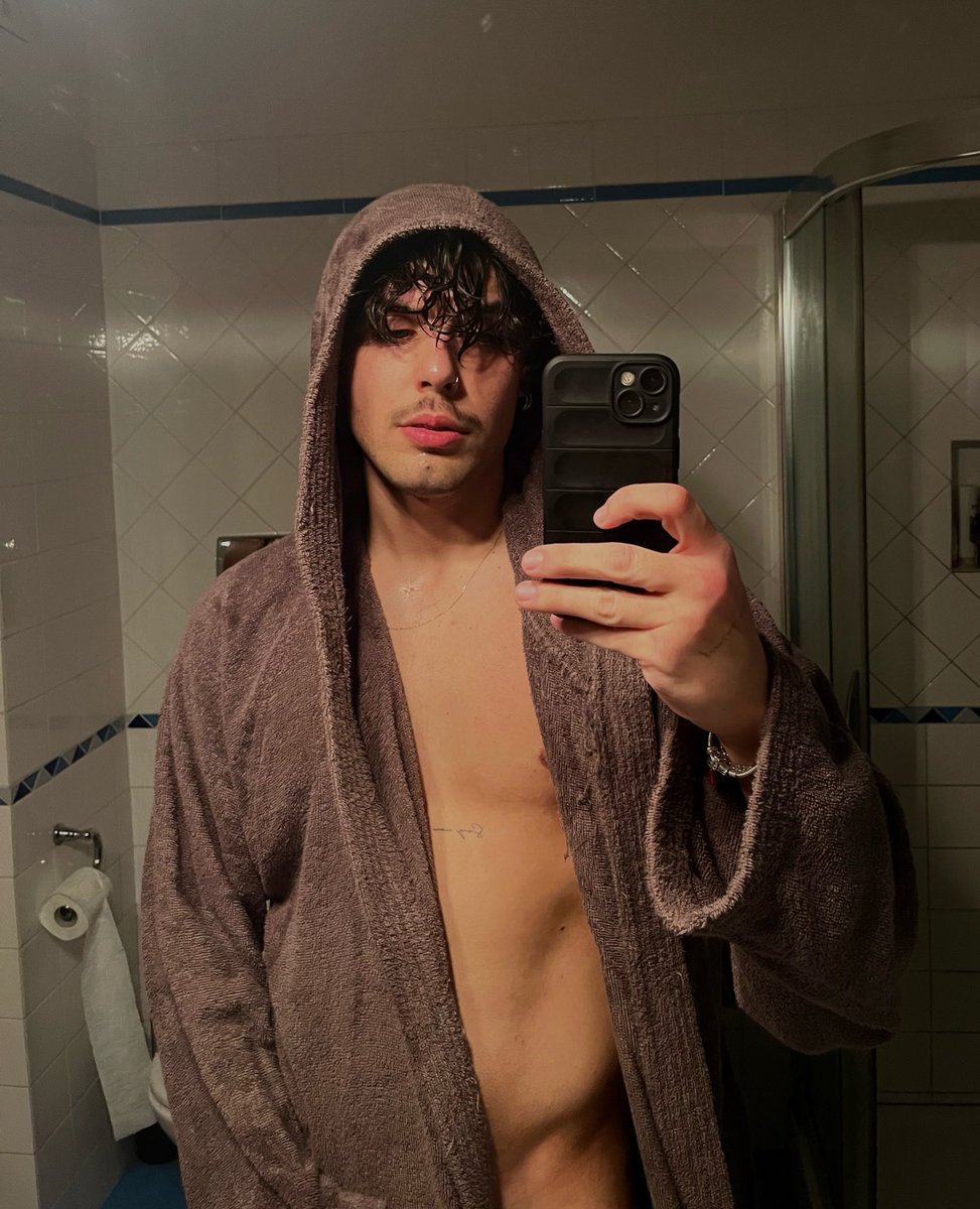 ennesima foto cesso, però con baffo 🧖🏻‍♂️