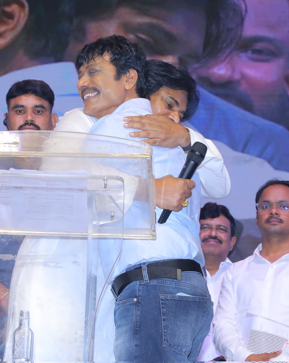 AkhilShatagni's tweet image. Friends re-union🤗😍

#GameChanger #MegaPowerEvent 
@iam_SJSuryah