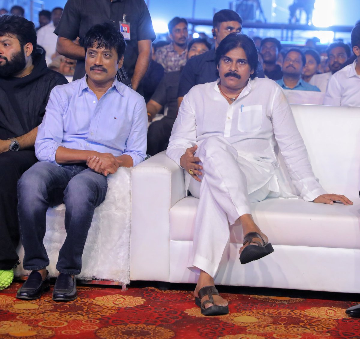 AkhilShatagni's tweet image. Friends re-union🤗😍

#GameChanger #MegaPowerEvent 
@iam_SJSuryah