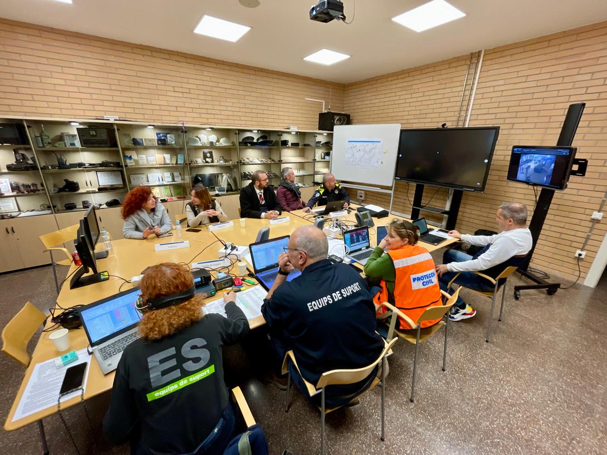 PoliciaMataro's tweet photo. 🔴 L’alcalde @DBotePaz visita el Centre de Coordinació Operativa Municipal (CECOPAL), on els cossos de seguretat i els diferents serveis municipals fan el seguiment de la Cavalcada de #ReisMataró

👉El seguici reial aplega milers de persones pels carrers de #Mataró https://t.co/tT0ZzYOPuI