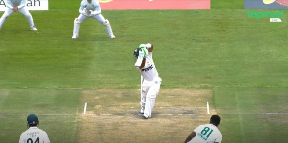 usmanvlogs9's tweet photo. Do you think Babar Azam Cover Drive is better than Virat Kohli? 
#PAKvsSA https://t.co/z1J78S9Ptr