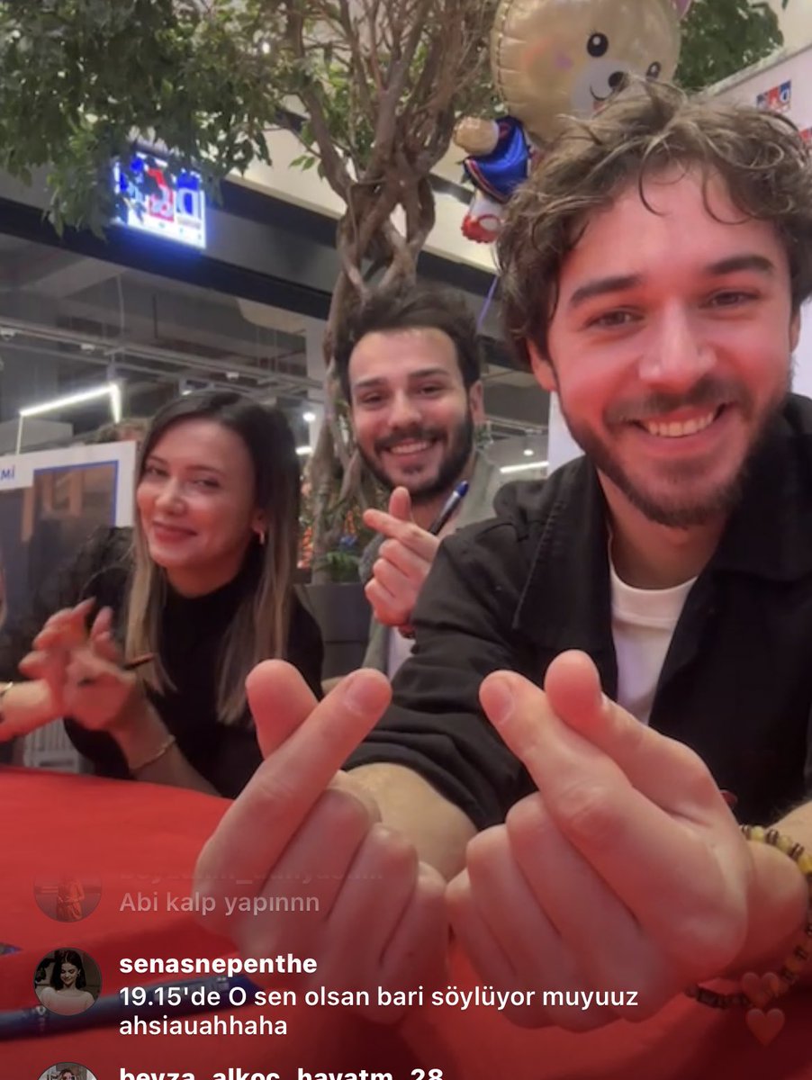 ÇOK GÜZELLER!🥹
@beyzaalkoc 
#Karantina
(okul zamanlarında Karantina’yı okuyup ilk heyecanlar yasayip,karakterleri kafasında canlandıran küçük kız uni oğrencisi büyük kızla bakışıyor)