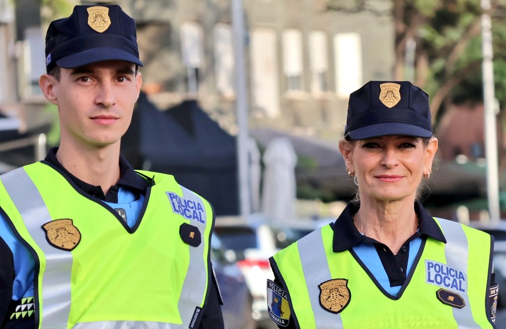 PoliciaLocalSC's tweet image. Hoy, la magia de la #Navidad y de los #ReyesMagos ha hecho posible un hecho inédito en nuestra #PolicíaLocalSC Dos agentes, madre e hijo, han coincidido en uno de los puntos de regulación previos a #CabalgataReyesMagosSC25 Les separan los años pero hoy les une el servicio.