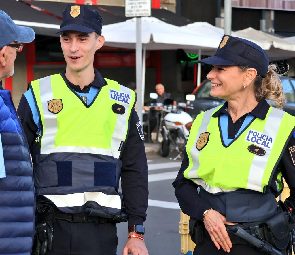 PoliciaLocalSC's tweet image. Hoy, la magia de la #Navidad y de los #ReyesMagos ha hecho posible un hecho inédito en nuestra #PolicíaLocalSC Dos agentes, madre e hijo, han coincidido en uno de los puntos de regulación previos a #CabalgataReyesMagosSC25 Les separan los años pero hoy les une el servicio.