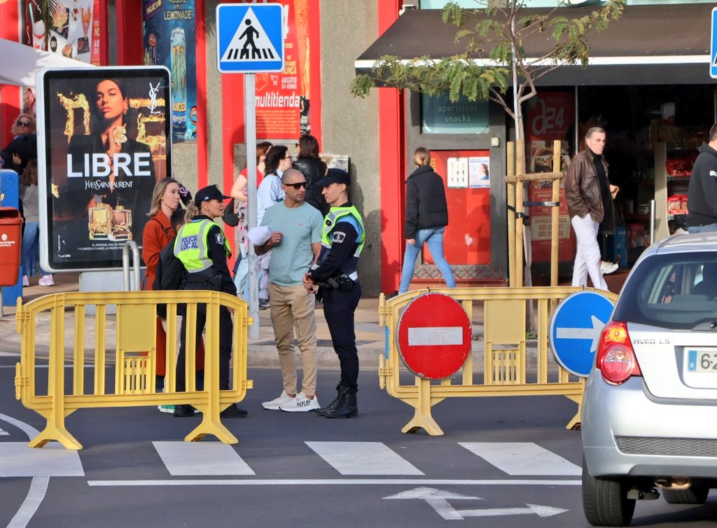 PoliciaLocalSC's tweet image. Hoy, la magia de la #Navidad y de los #ReyesMagos ha hecho posible un hecho inédito en nuestra #PolicíaLocalSC Dos agentes, madre e hijo, han coincidido en uno de los puntos de regulación previos a #CabalgataReyesMagosSC25 Les separan los años pero hoy les une el servicio.