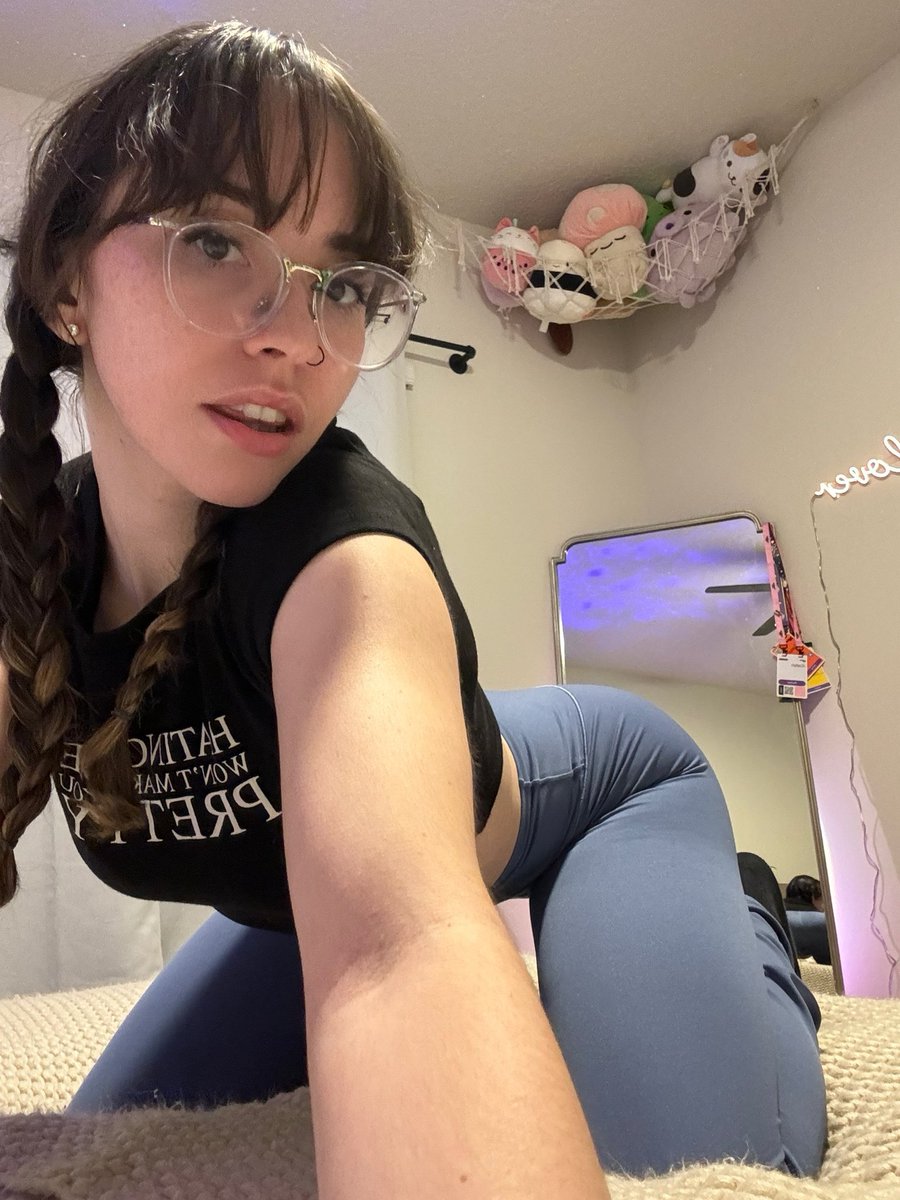 CarlyShell1578's tweet image. Happy new year my bad is late but happy new year 🎊🎈