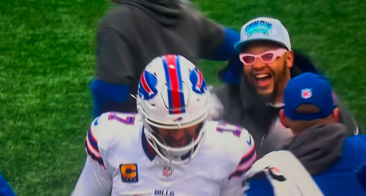 AdamZientek3's tweet photo. Find someone who looks at you the way Dion Dawkins looks at Josh Allen https://t.co/Sfamz0QmGR