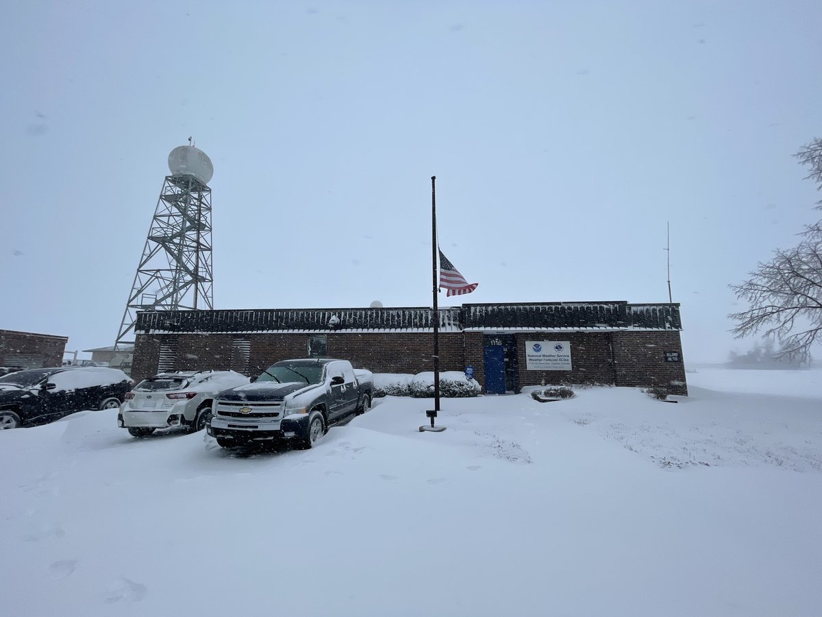 NWSTopeka's tweet image. NWS Topeka office 12 PM snow total: 
8.8"

All snowed in and nowhere to go ❄️