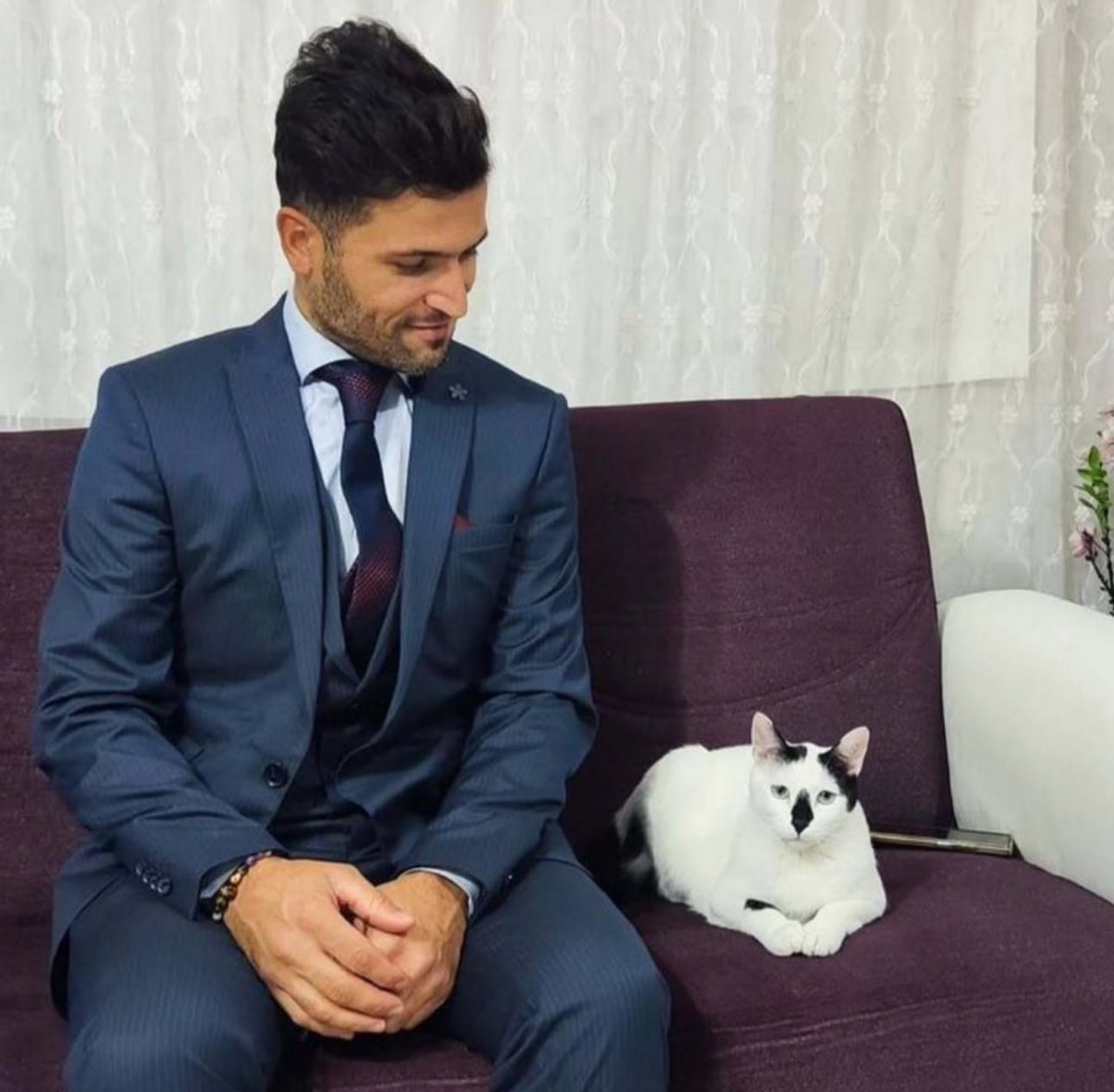 6 Şubat depremlerinde Mardin itfaiyesinde görev yapan itfaiye eri Ali Çakas, 129. saatte enkazdan kurtardığı kediyi sahiplenmişti. 

Ali Çakas, "Enkaz" adını verdiği kedi ile yeni bir fotoğraf paylaştı.